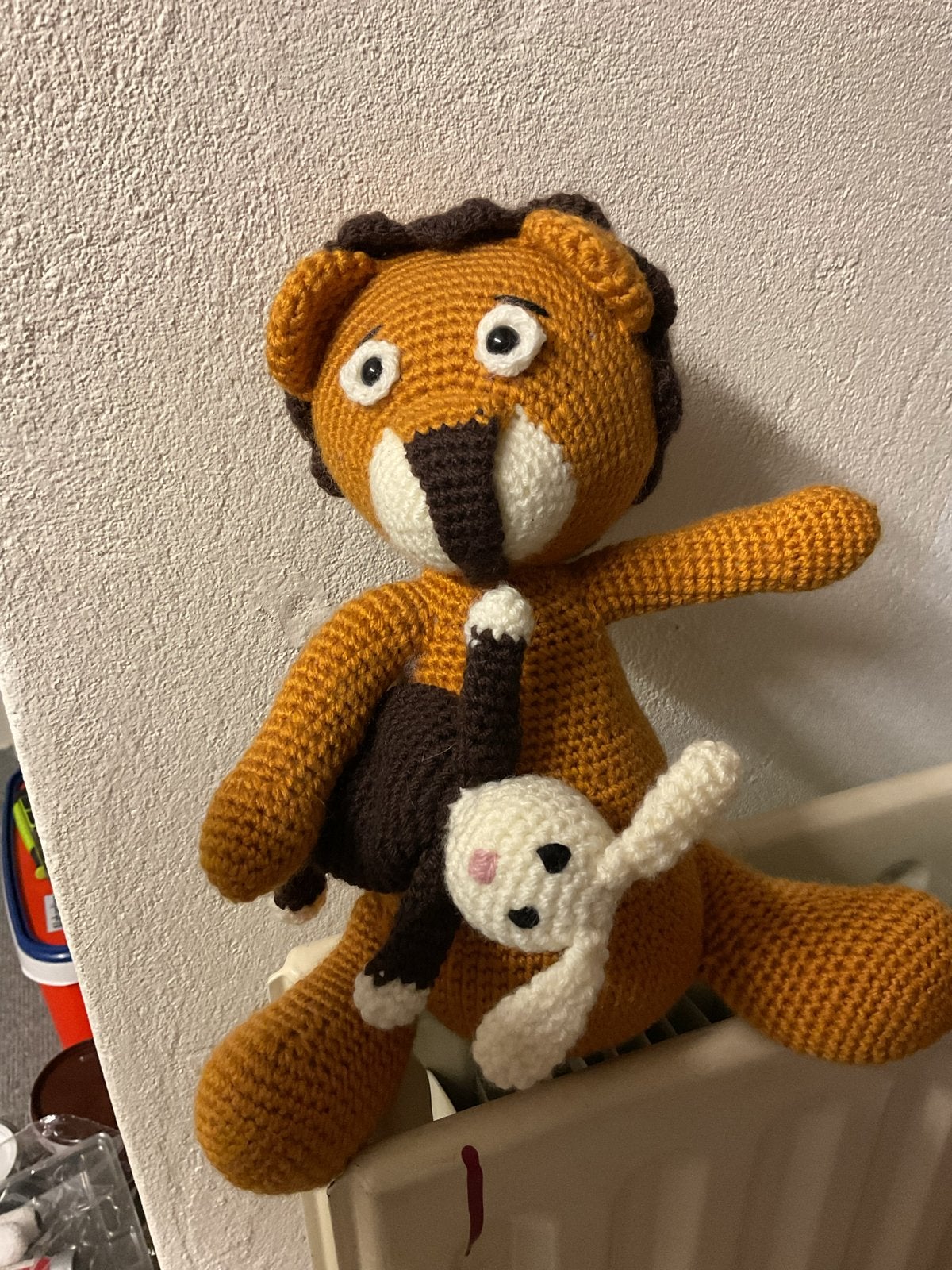 Gehaakte leeuw knuffel met klein konijntje, Oranje, Overige merken, Ophalen of Verzenden, Zo goed als nieuw