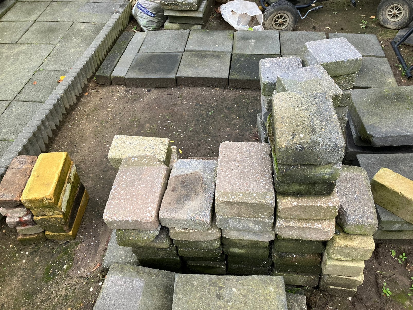 Gratis tegels en klinkers in verschillende maten, Ophalen, Gebruikt, 5 tot 10 m², Beton