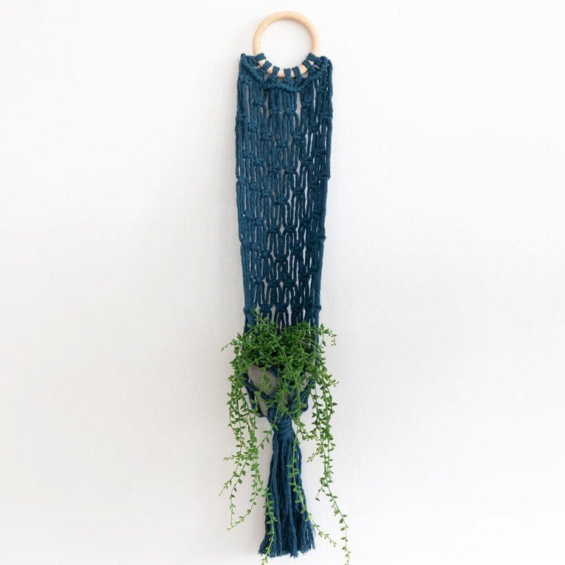 Macramé Plantenhanger Petrol Blue Hoooked, Overige thema's, Nieuw, Ophalen of Verzenden, Natuurlijk materiaal