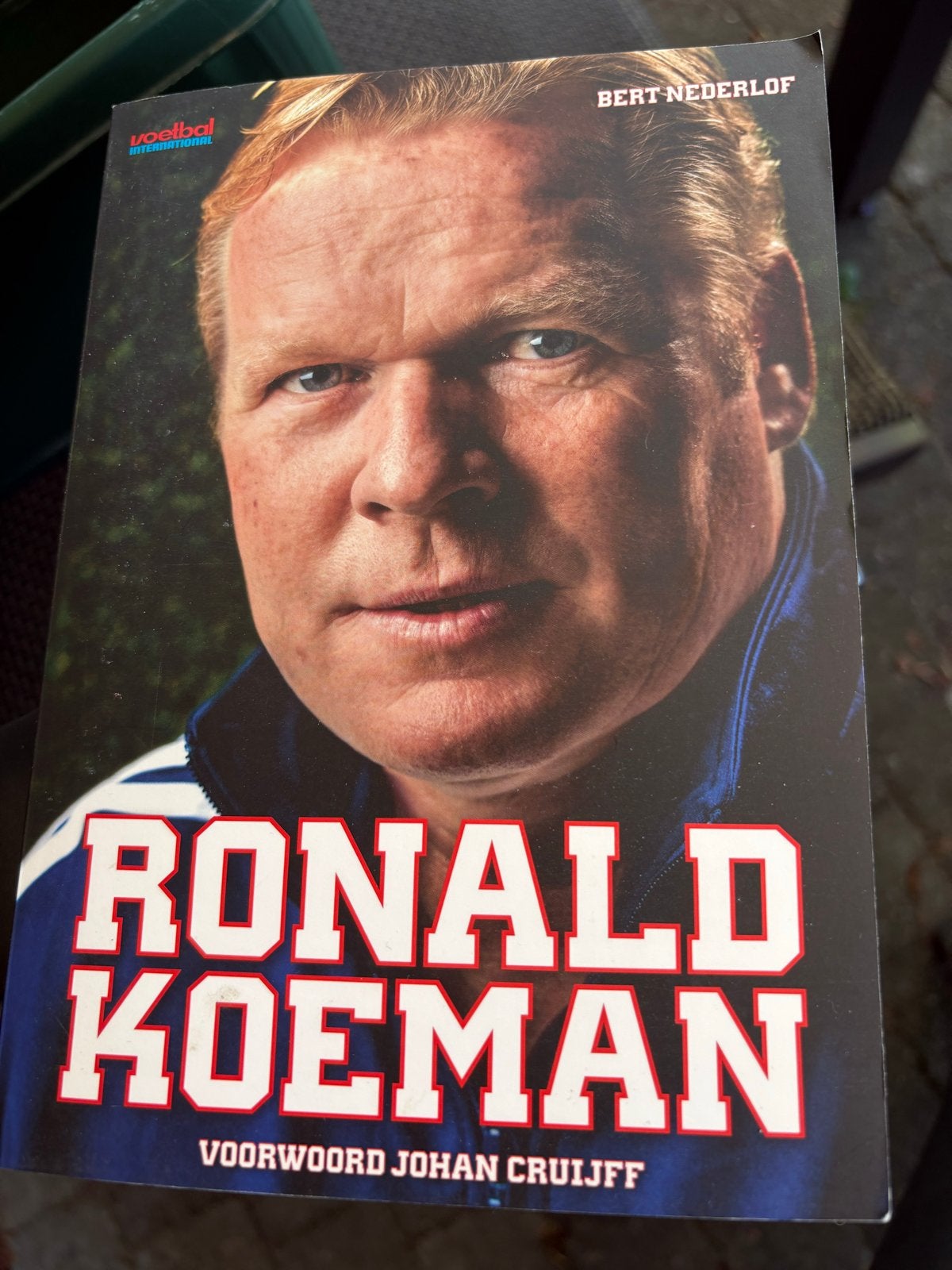 Boek Ronald Koeman - Voetbal International, Ophalen of Verzenden, Gelezen, Balsport