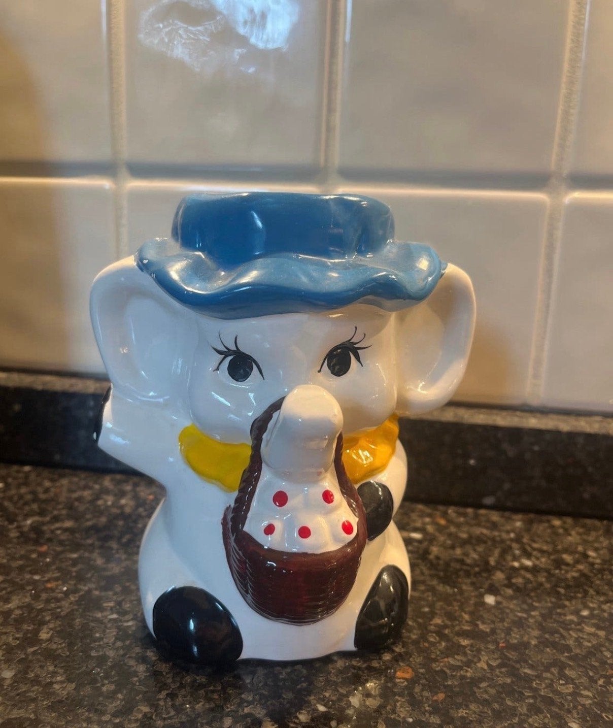 Vintage Olifant Vaasje met Blauwe Hoed en Mandje, Ophalen of Verzenden