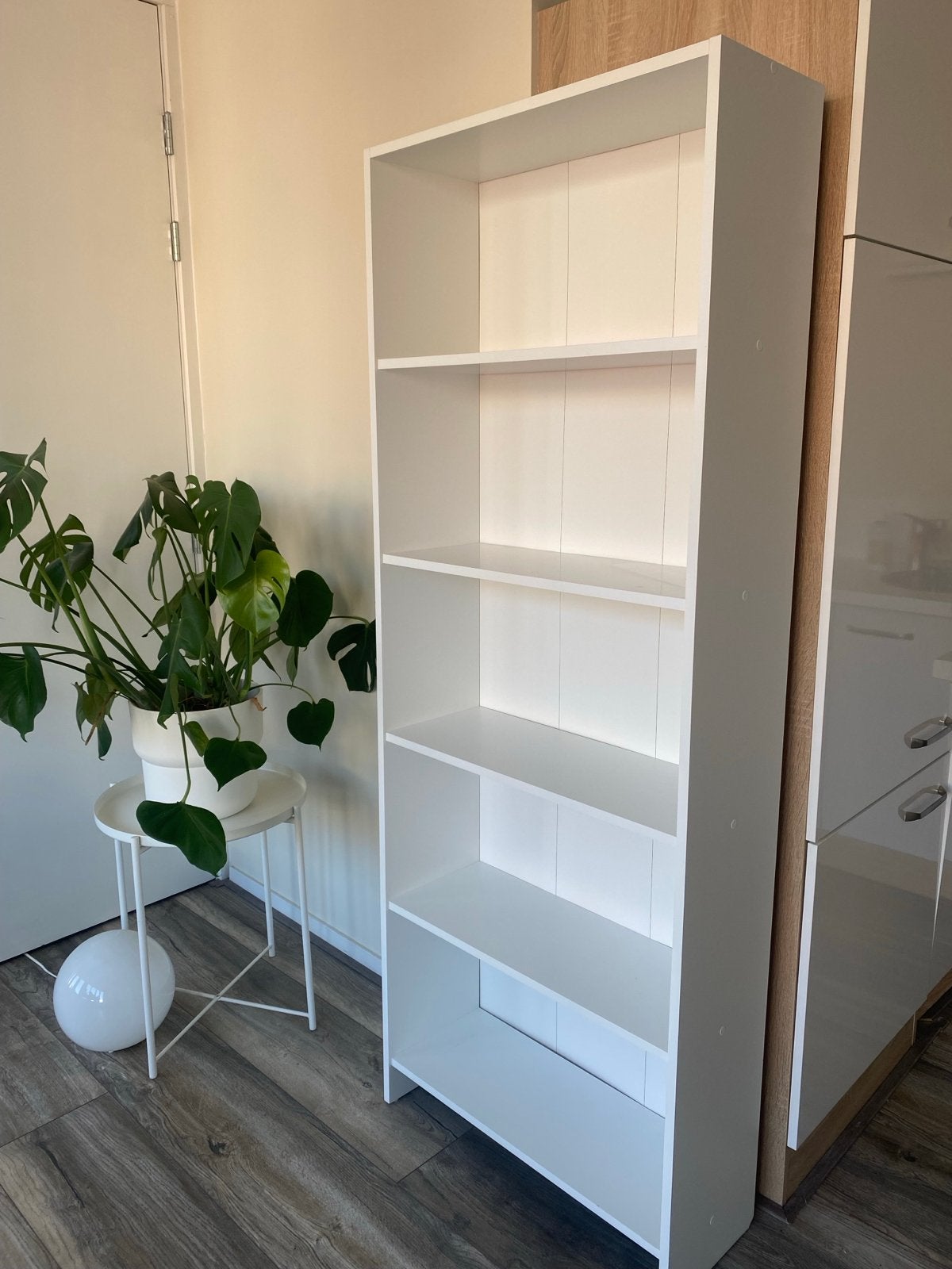 Witte JYSK Boekenkast met 4 planken, Huis en Inrichting, Kasten | Boekenkasten, Ophalen, Met plank(en), 50 tot 100 cm, Zo goed als nieuw