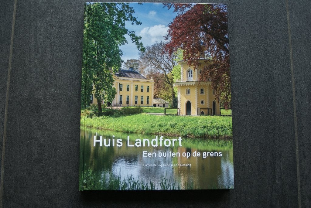 HUIS LANDFORT... Een buiten op de grens... 2023 Rene Dessing, Ophalen of Verzenden, Zo goed als nieuw