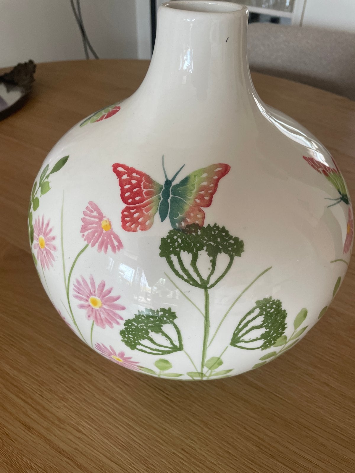Villa Pottery vaas gedecoreerd met vlinders en bloemen, Ophalen, 26 cm, Meerkleurig, Zo goed als nieuw