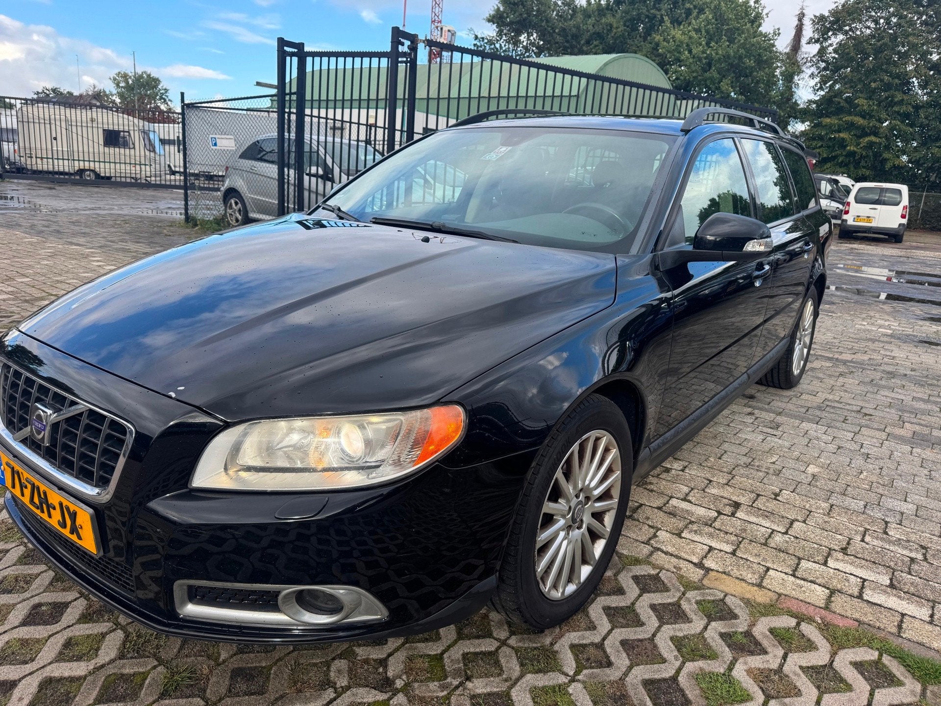 Volvo V70 2.4 D5 Kinetic, Voorwielaandrijving, 15 km/l, Zwart, Euro 4