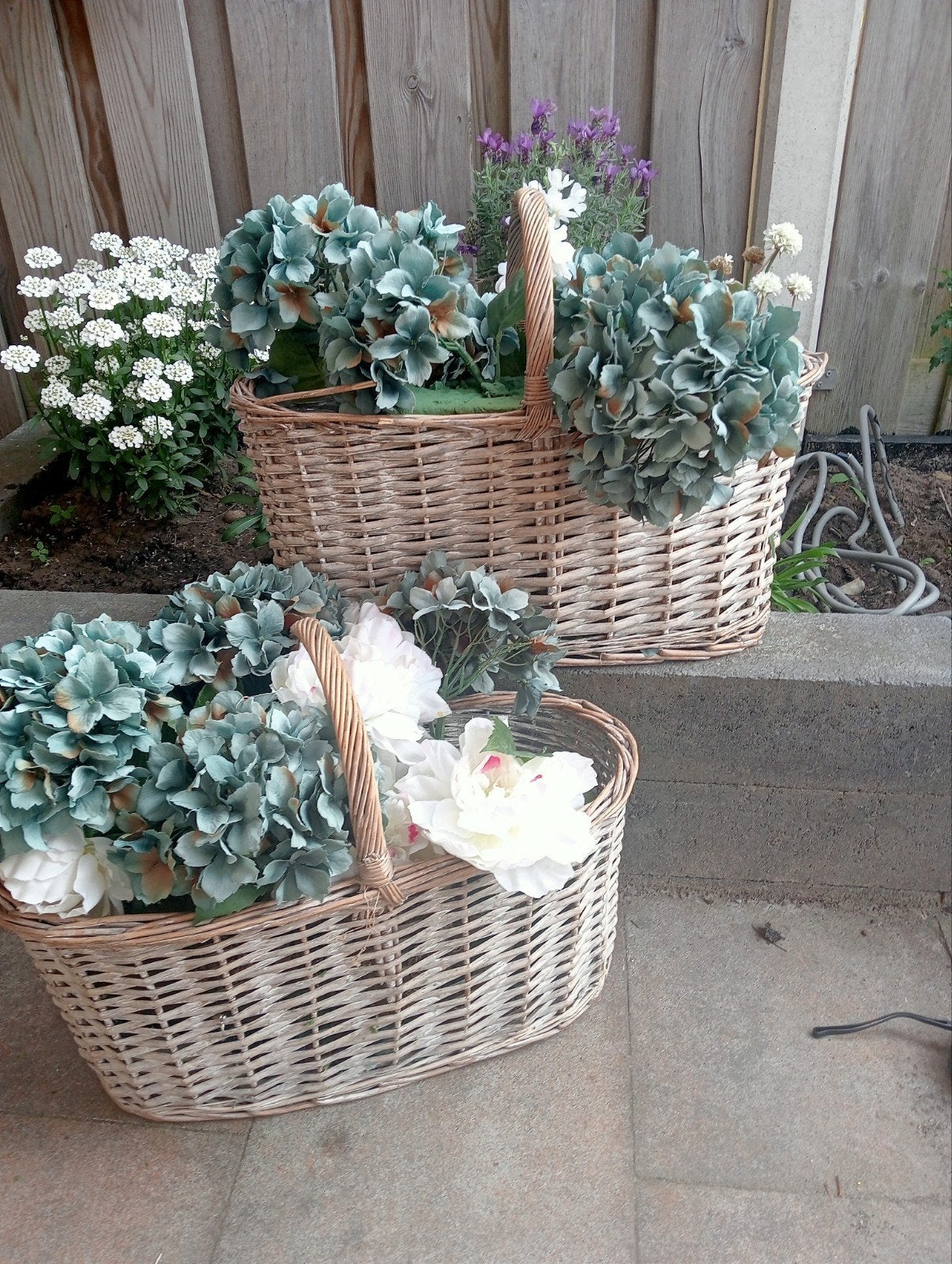 2 rieten manden met kunstbloemen (hortensia's), Gebruikt, Meerkleurig, Ophalen of Verzenden, Landelijk