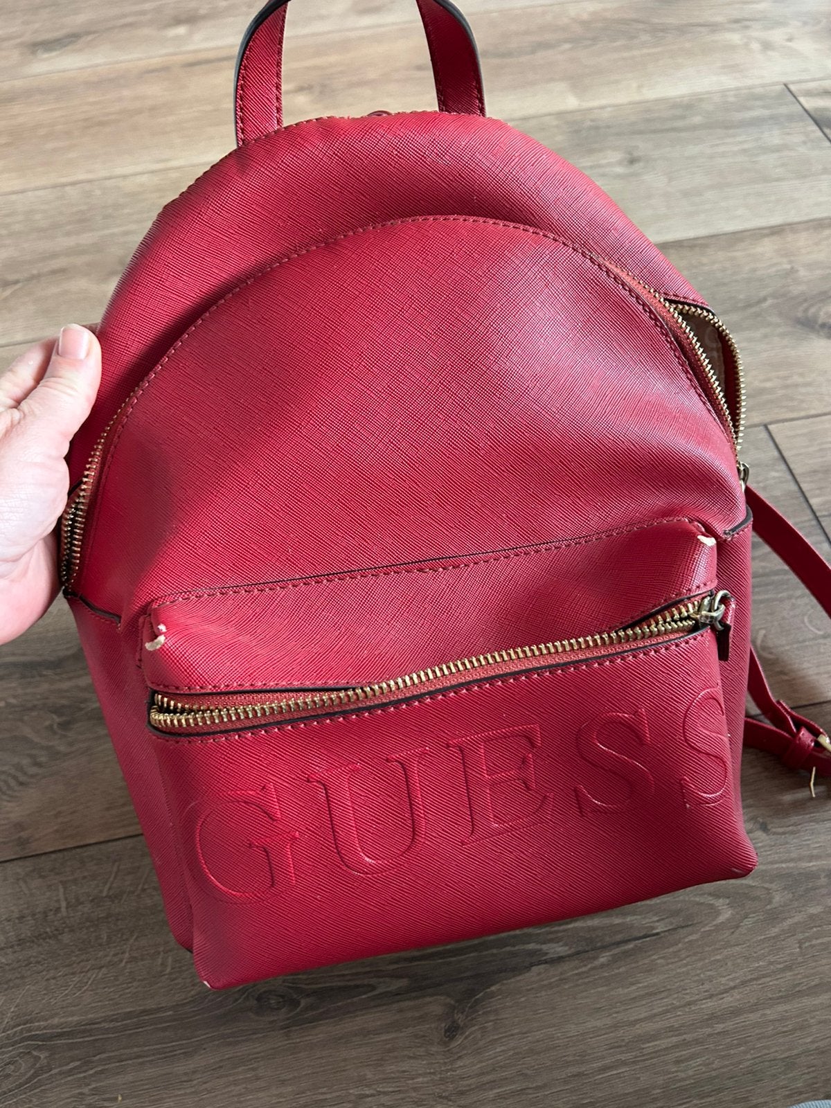 Stijlvolle Rode Guess Rugzak -, Sieraden, Tassen en Uiterlijk, Tassen | Rugtassen, Overige merken, Gebruikt, Minder dan 30 cm