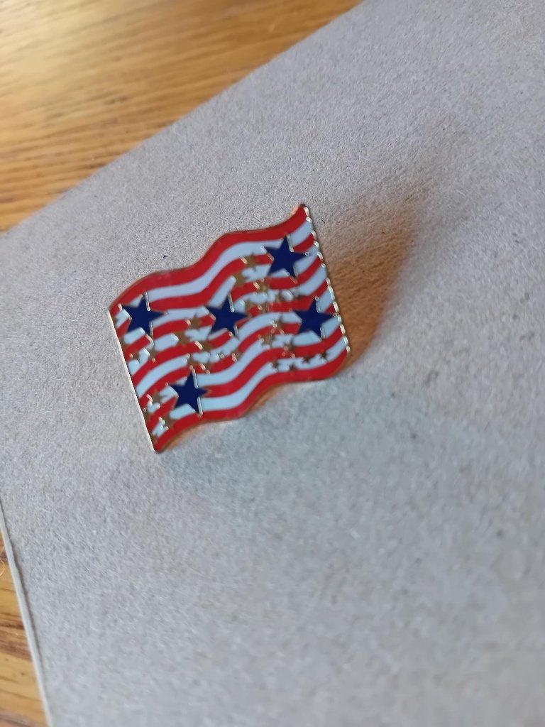 Patriottische pin in goudkleur met Amerikaanse vlag 2,5x2cm, Ophalen of Verzenden, Zo goed als nieuw, Transport