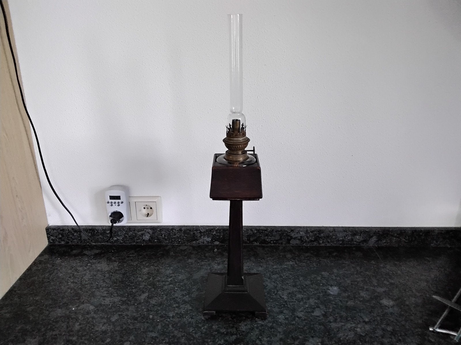 Antieke olielamp met houten standaard, Ophalen of Verzenden