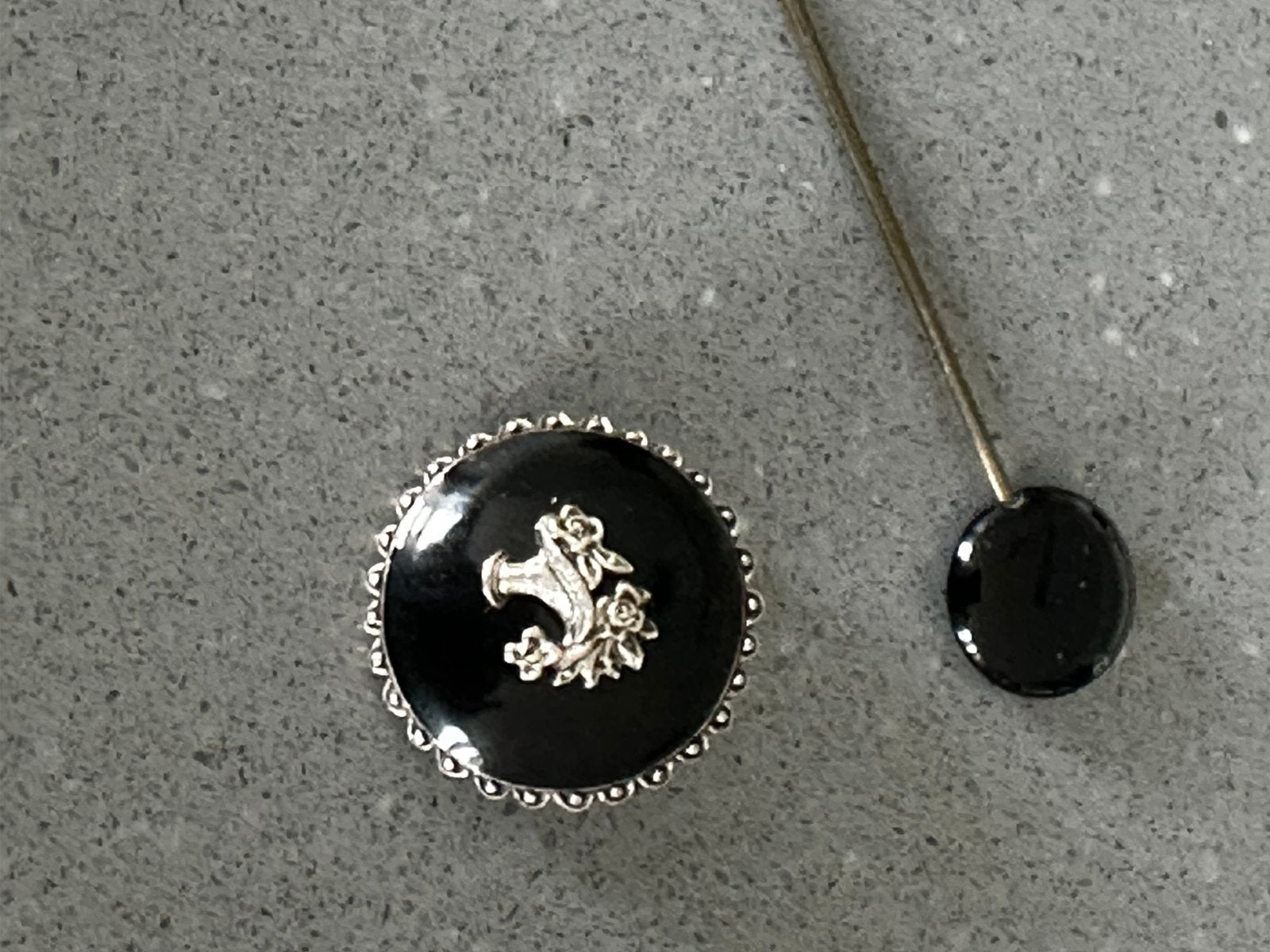 1broche silver en een speld 30.00, Sieraden, Tassen en Uiterlijk, Piercings, Ophalen of Verzenden, Zo goed als nieuw, Zilver, Oor- of Traguspiercing