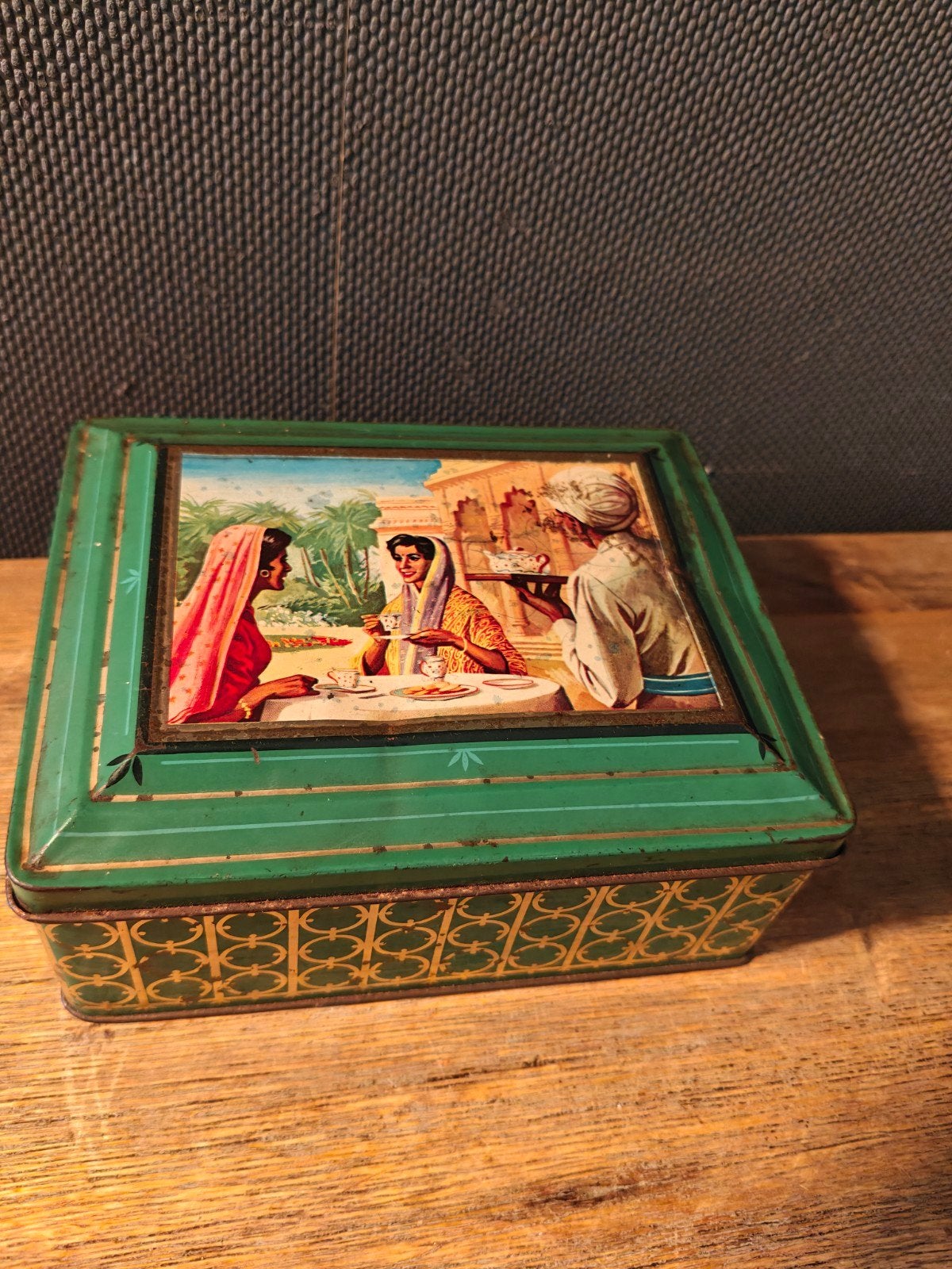 Vintage Assam Theeblik - Groen met Oosterse Scène, Verzamelen, Ophalen of Verzenden, Gebruikt, Thee