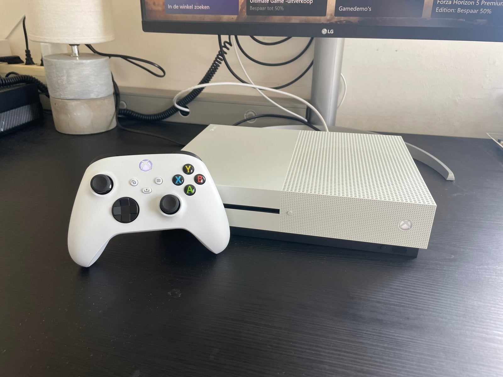 Xbox One S 1TB met gerepareerde controller + garantie!, One Microsoft Place, South County Business Park, Dublin D18 P521 IRELAND; Registered Office: 70 Sir Rogerson's Quay, Dublin D02 R296 IRELAND
