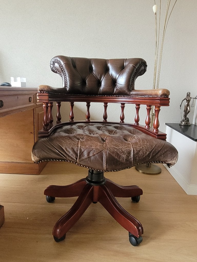 Chesterfield Captain's Chair, Huis en Inrichting, Ophalen, Gebruikt, Bruin, 61 cm