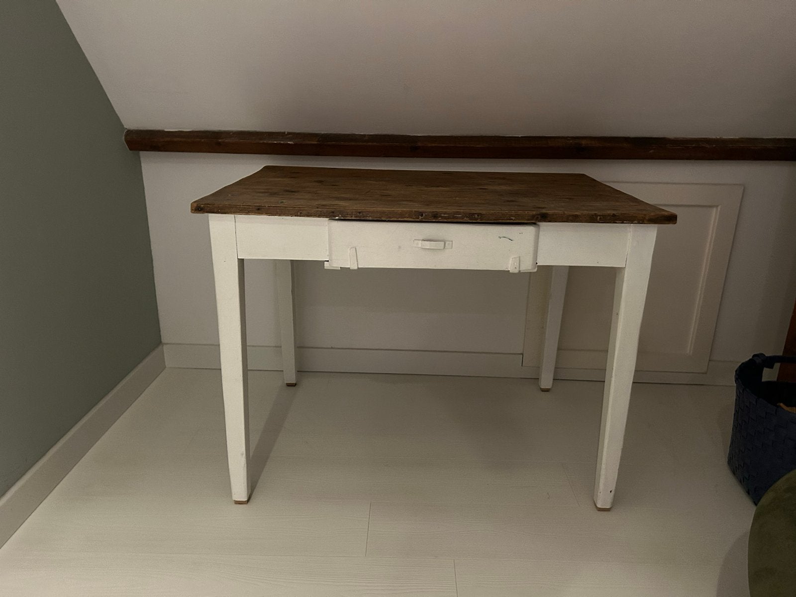 Brocante tafel met witte poten en houten blad, Ophalen of Verzenden