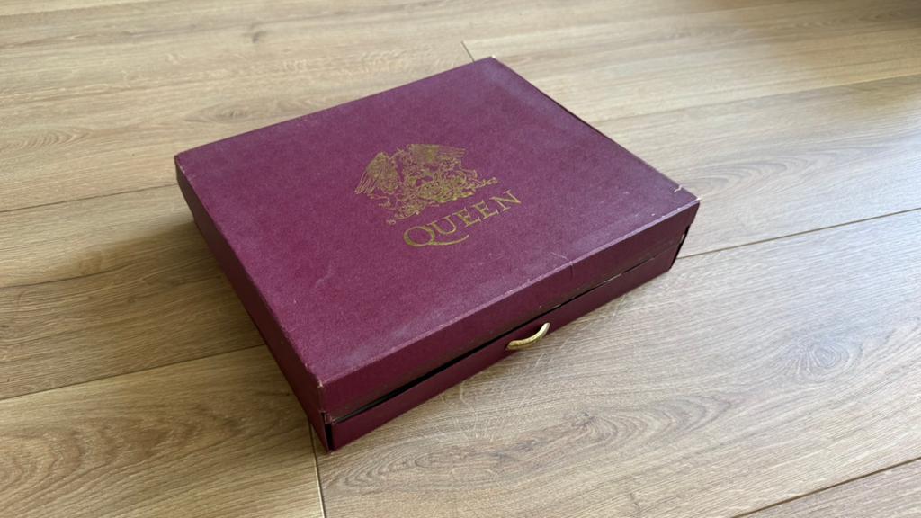 Queen- Box of tricks., Verzenden