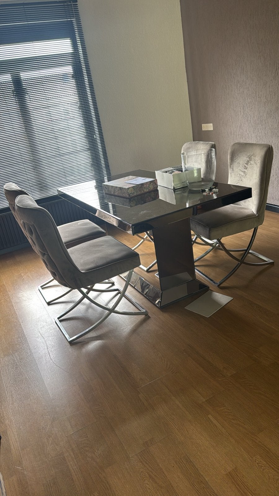 Moderne eettafel met 4 stoelen eric kuster, Ophalen, Gebruikt, 100 tot 150 cm, 50 tot 100 cm
