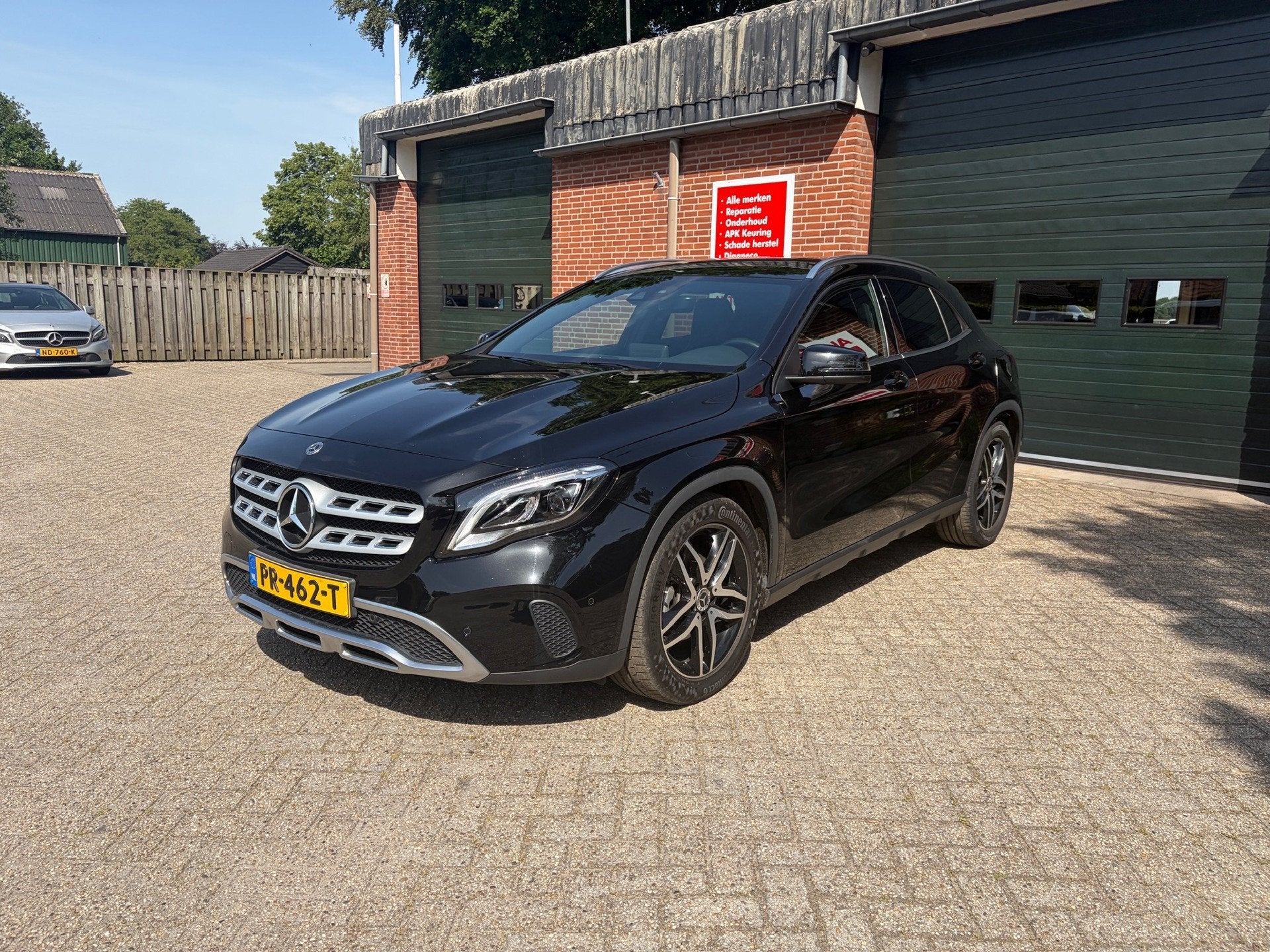 Mercedes-Benz GLA-klasse 180 Camera LED Leder Carplay Navi E, Gebruikt, 4 cilinders, 715 kg, Leder en Stof
