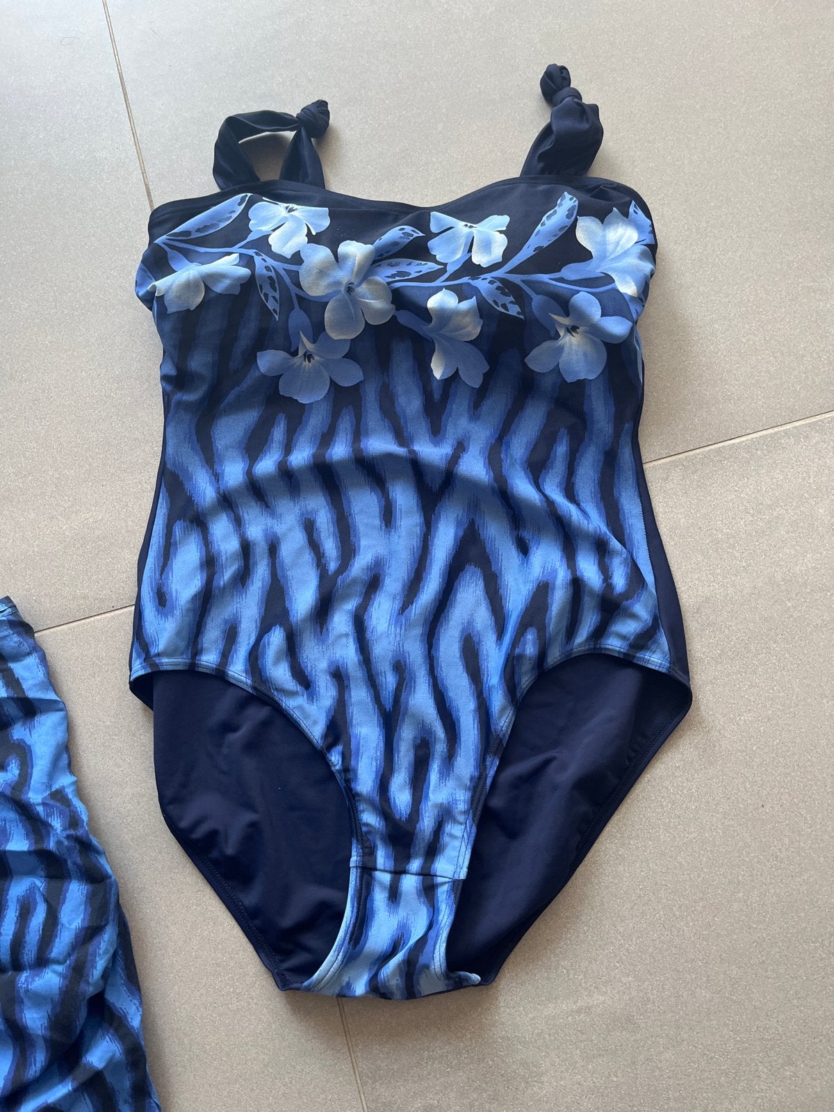 Livera Badpak  maat 42 met sarong maat L, bloemenpatroon, Kleding | Dames, Badmode en Zwemkleding, Ophalen, Zo goed als nieuw