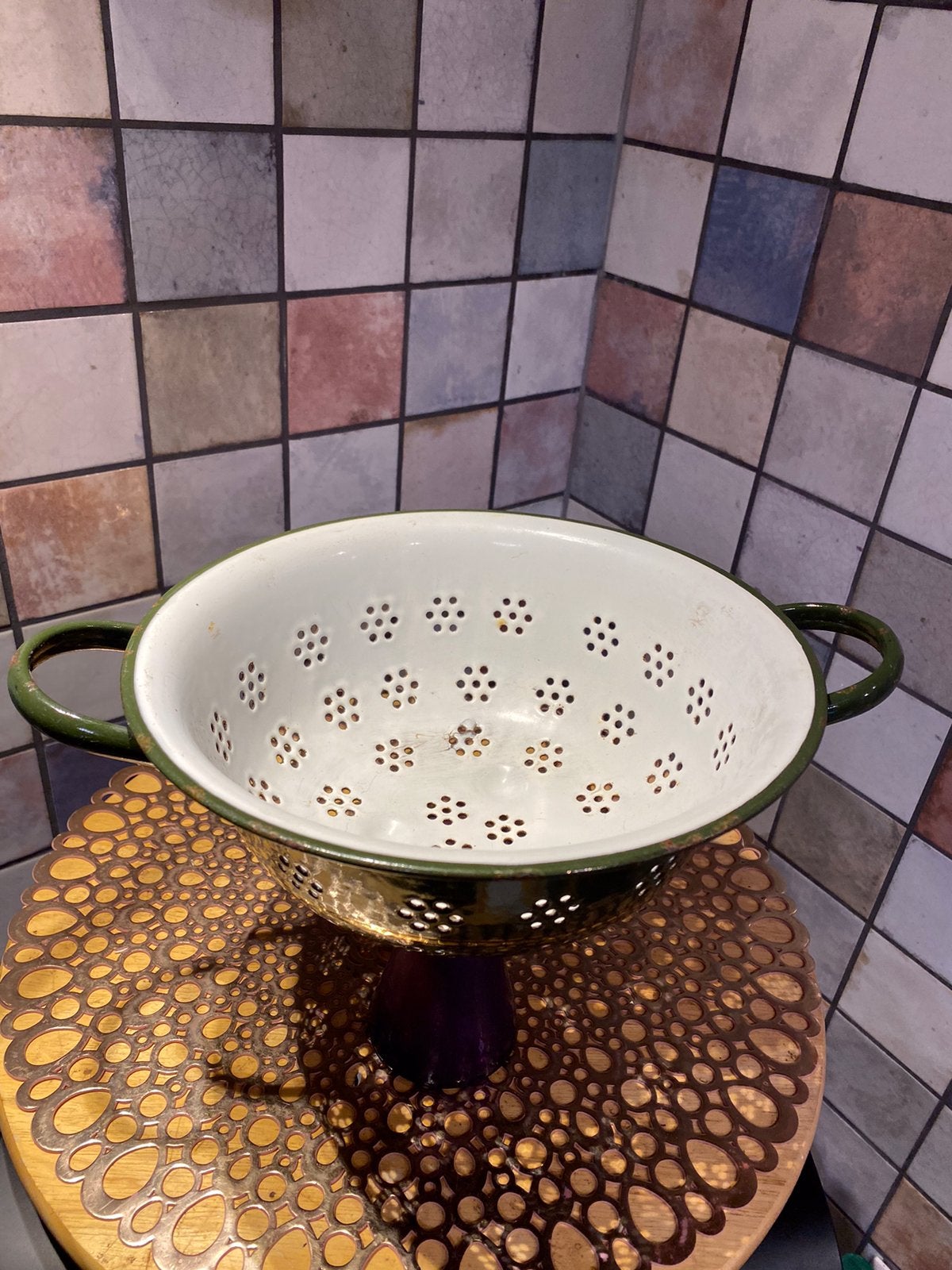 Groene emaille vergiet met gouden bies,diam.24 cm ,hoog 10cm, Antiek en Kunst, Ophalen of Verzenden