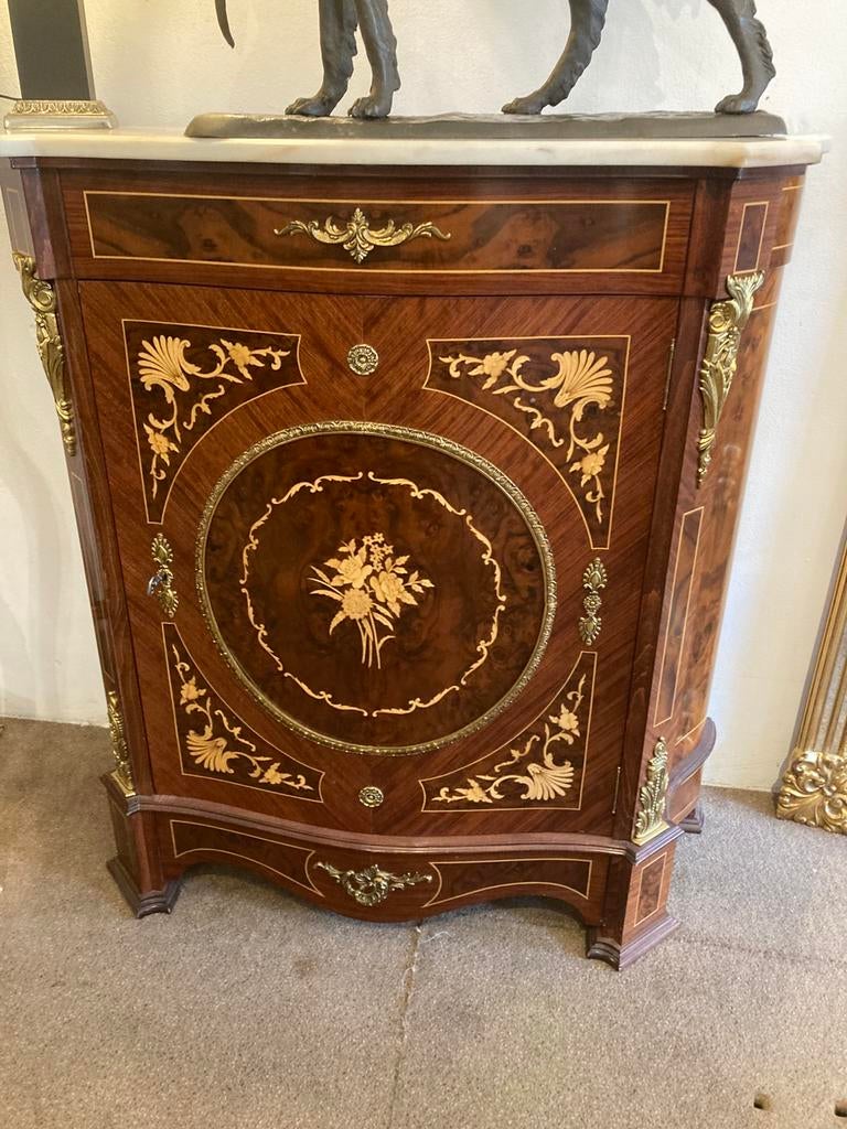 Marqueterie antieke eendeurs uit Italië, Ophalen