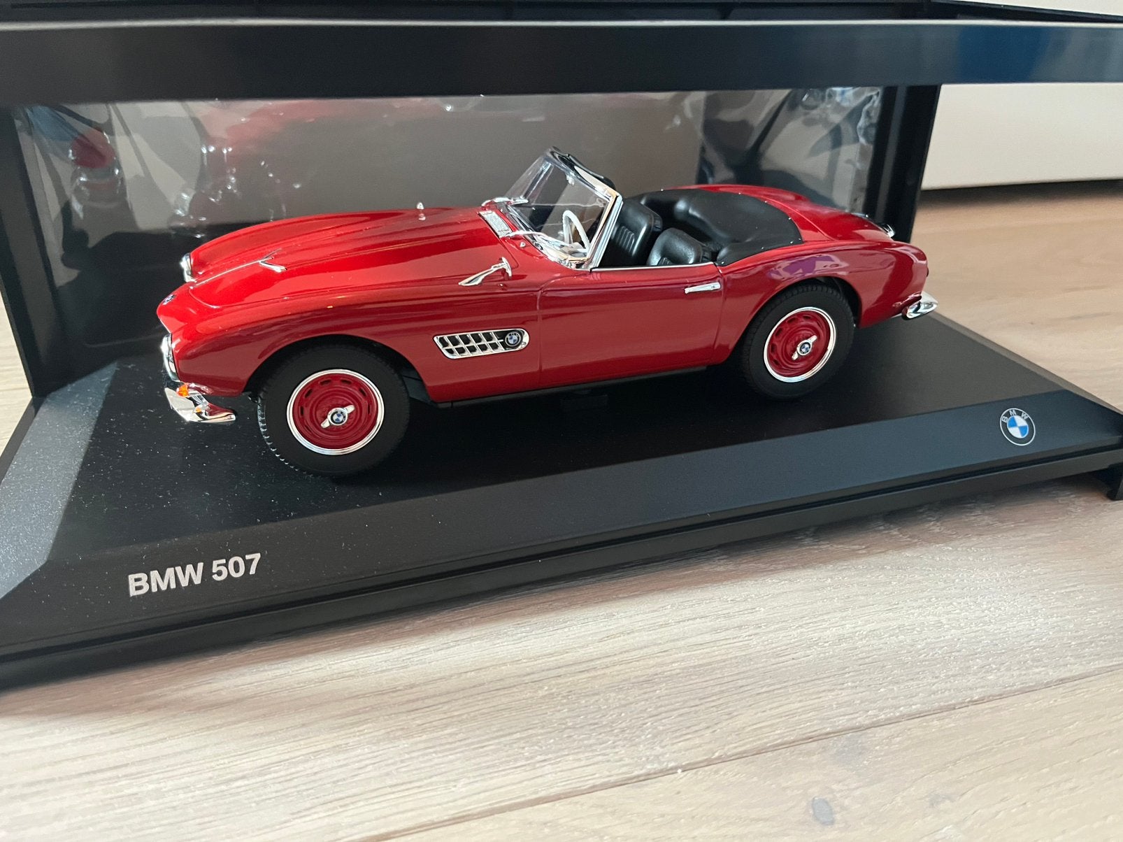 BMW 507 red Norev 1:18 dealer editie, Hobby en Vrije tijd, Modelauto's | 1:18, Ophalen, Nieuw, Auto, Norev