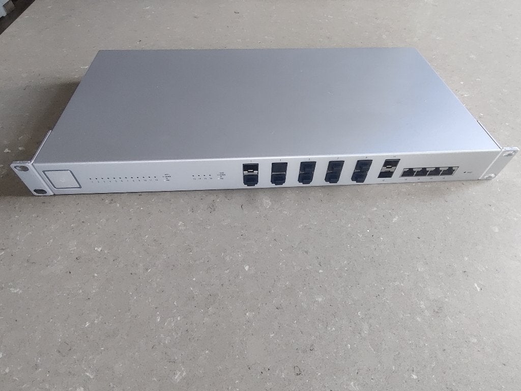 Ubiquiti Unifi US-16-XG Switch, Computers en Software, Netwerk switches, Ophalen of Verzenden, Gebruikt