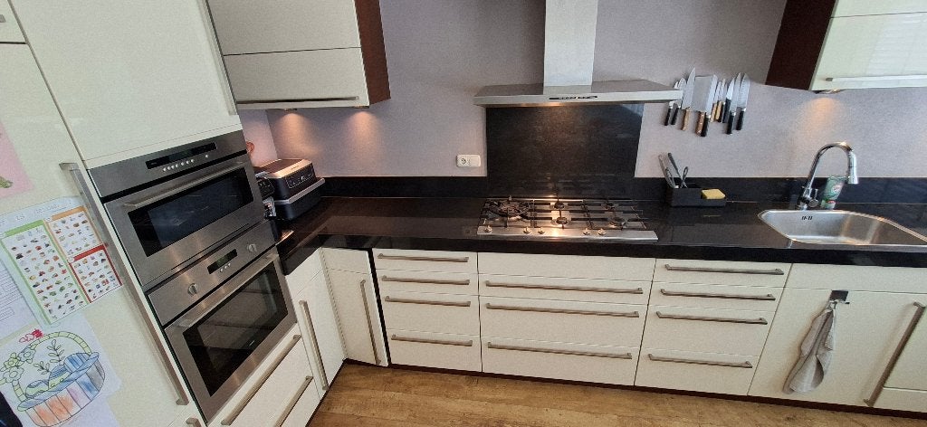 Moderne hoekkeuken met inbouwapparatuur, Gebruikt, Hoekkeuken, Graniet of Steen, Ophalen of Verzenden