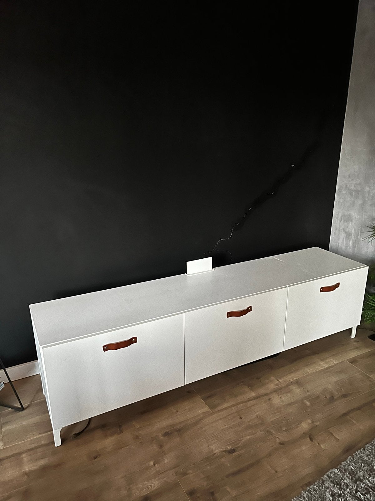 IKEA TV meubel wit met leren grepen, Huis en Inrichting, Kasten | Televisiemeubels, Ophalen, Overige materialen, Gebruikt, 150 tot 200 cm