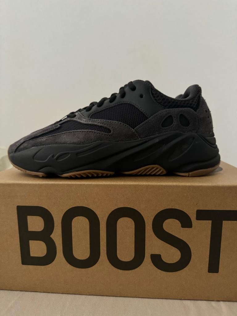 Adidas Yeezy Boost 700 utility black - Maat 39 1/3, Ophalen of Verzenden, Nieuw, Zwart, Sneakers of Gympen