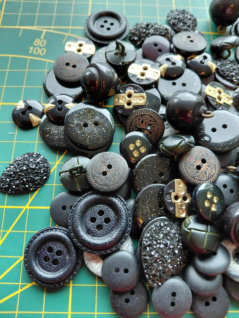 Setje knopen met zwart tinten, Ophalen of Verzenden, Nieuw, Knoop of Knopen