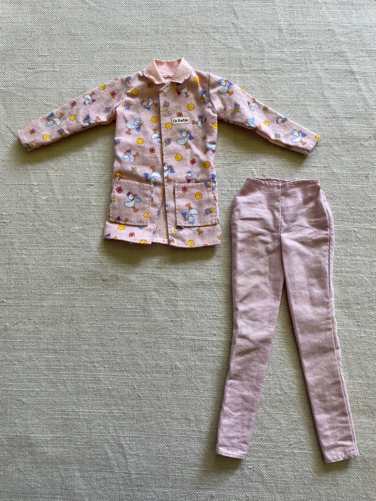 Vintage Barbie Happy Family Baby Dokter outfit Mattel 2002., Verzamelen, Ophalen of Verzenden, Gebruikt, Kleertjes