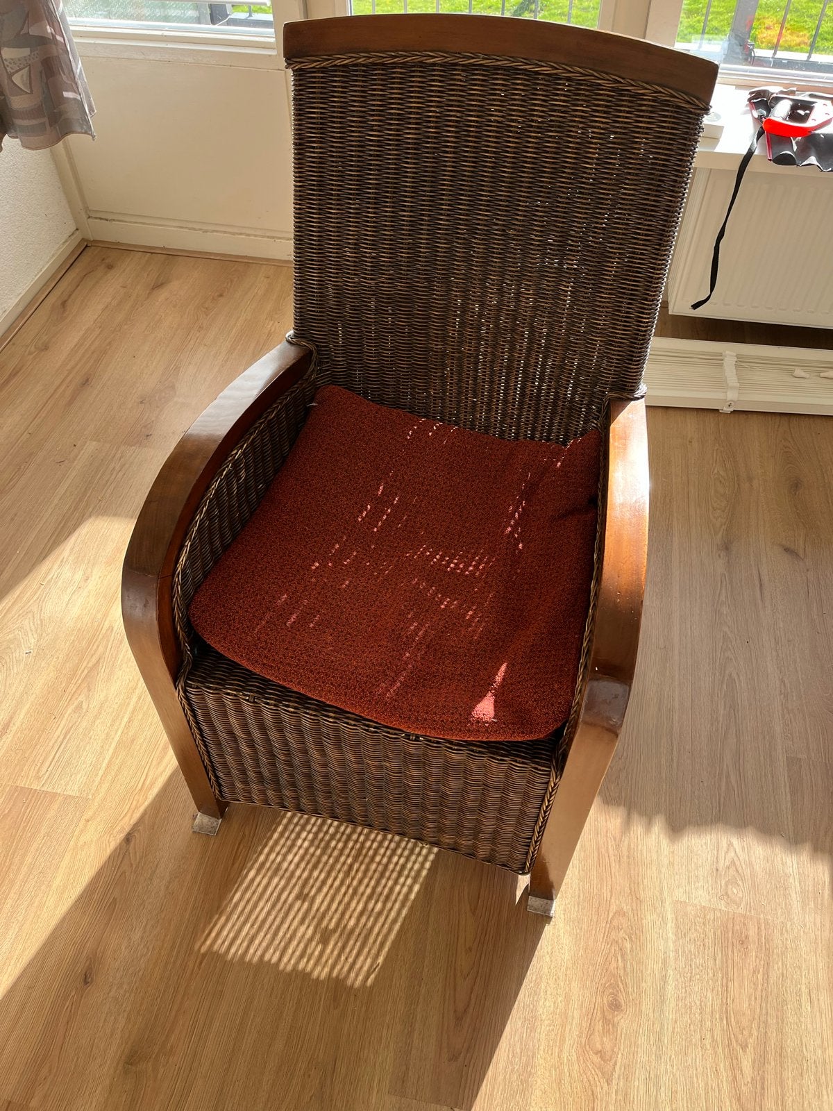 Rotan stoel met houten frame en kussen, Ophalen, Gebruikt, Bruin, Eén