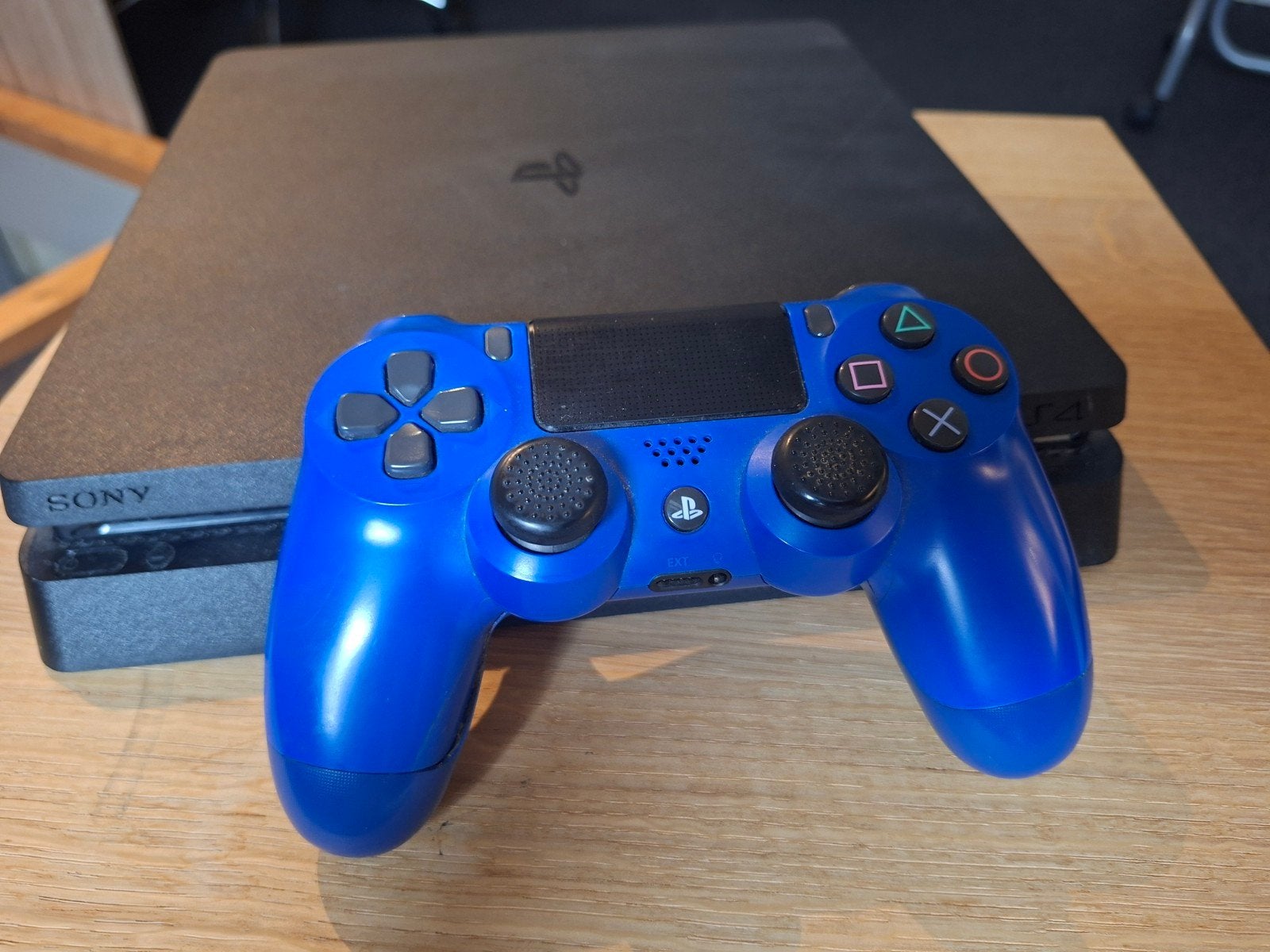 Sony PlayStation 4 1TB Slim versie, Ophalen of Verzenden, Gebruikt, Zwart, Met games