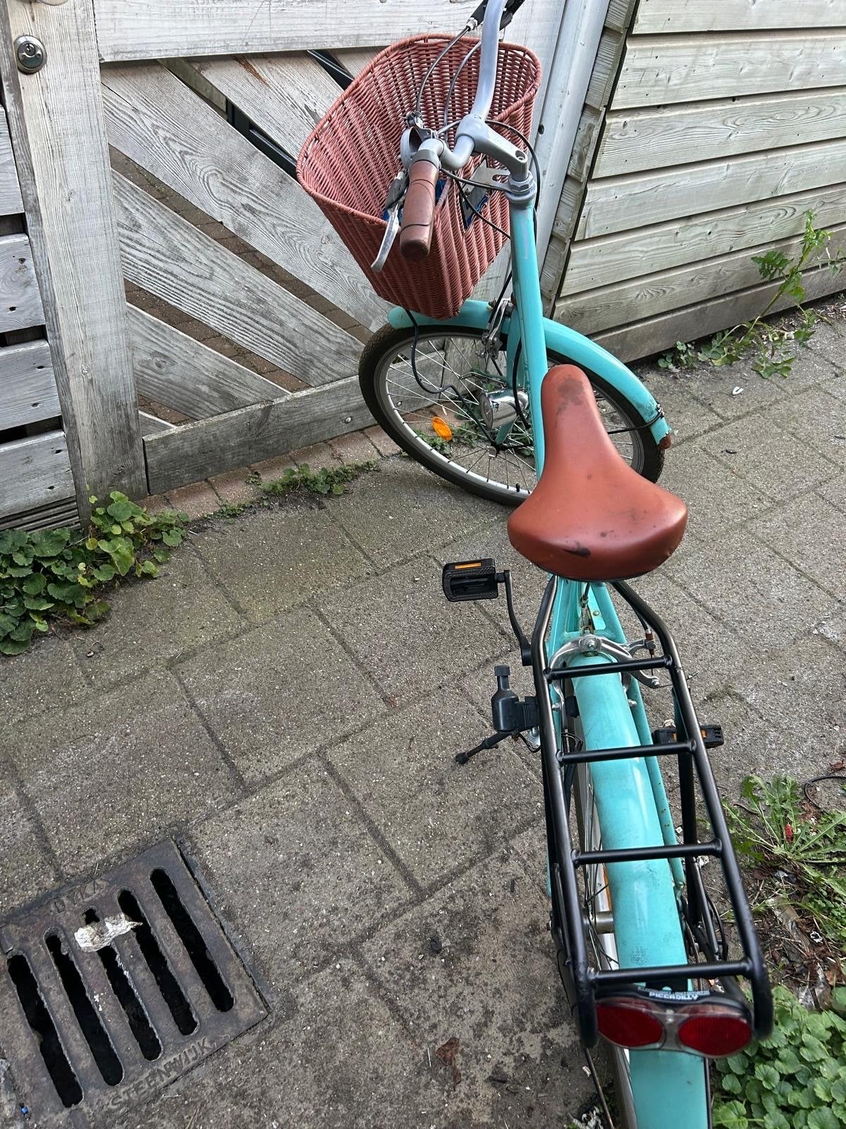 Leuke turquoise fiets met mandje en bagagedrager, Fietsen en Brommers, Gebruikt, Velgrem, Minder dan 47 cm, Ophalen