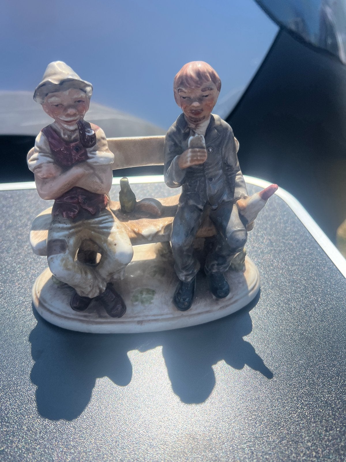 Vintage porseleinen beeldje van twee mannen op bankje, Ophalen of Verzenden