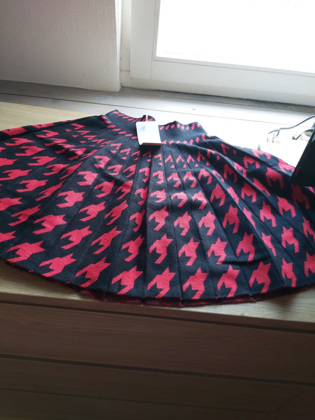 Cherry Koko Plissé Rok Zwart Rood Houndstooth M/L nieuw, Cherry Koko, Zwart, Nieuw, Boven de knie
