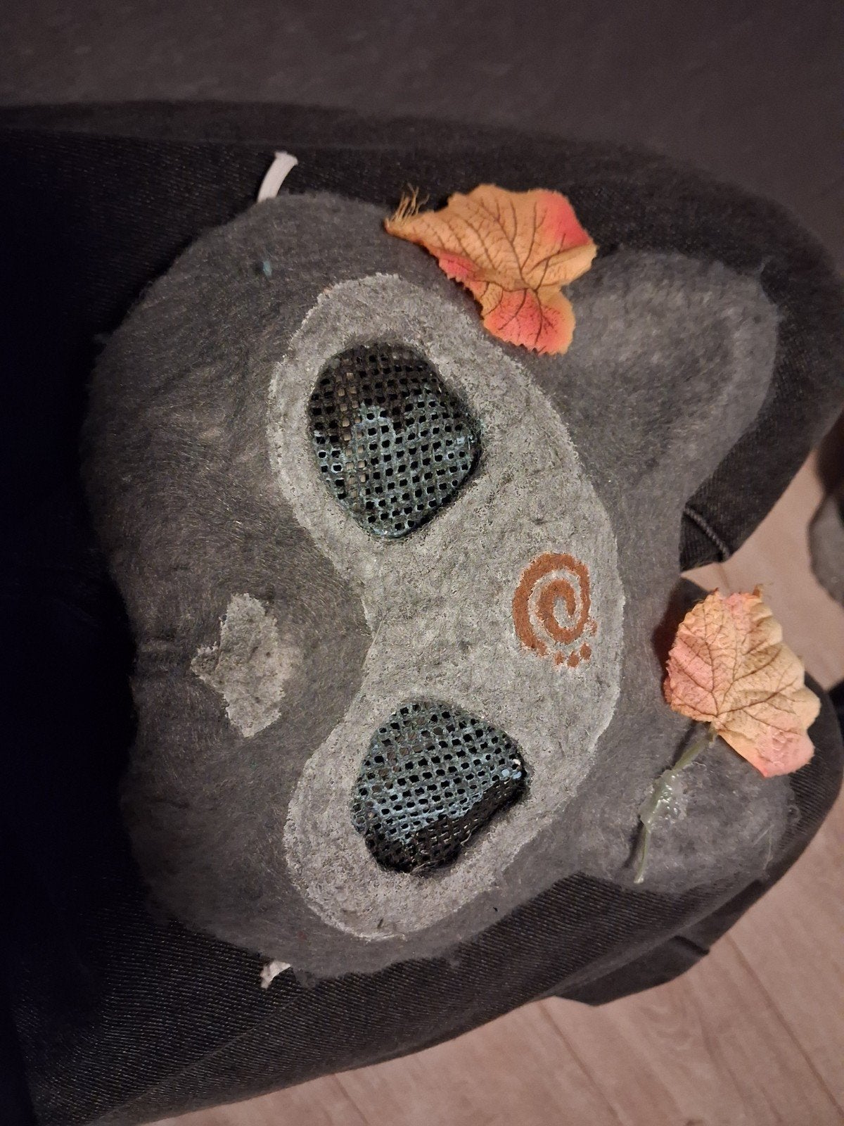 Uniek handgemaakt masker - Grijs met herfstbladeren, Fantasie, Gebruikt, Handgemaakt, Textiel