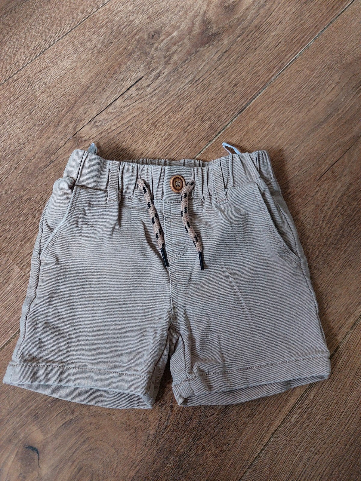 Leuke beige short maat 104 z.g.a.n., Ophalen of Verzenden, Zo goed als nieuw, Jongen, Broek