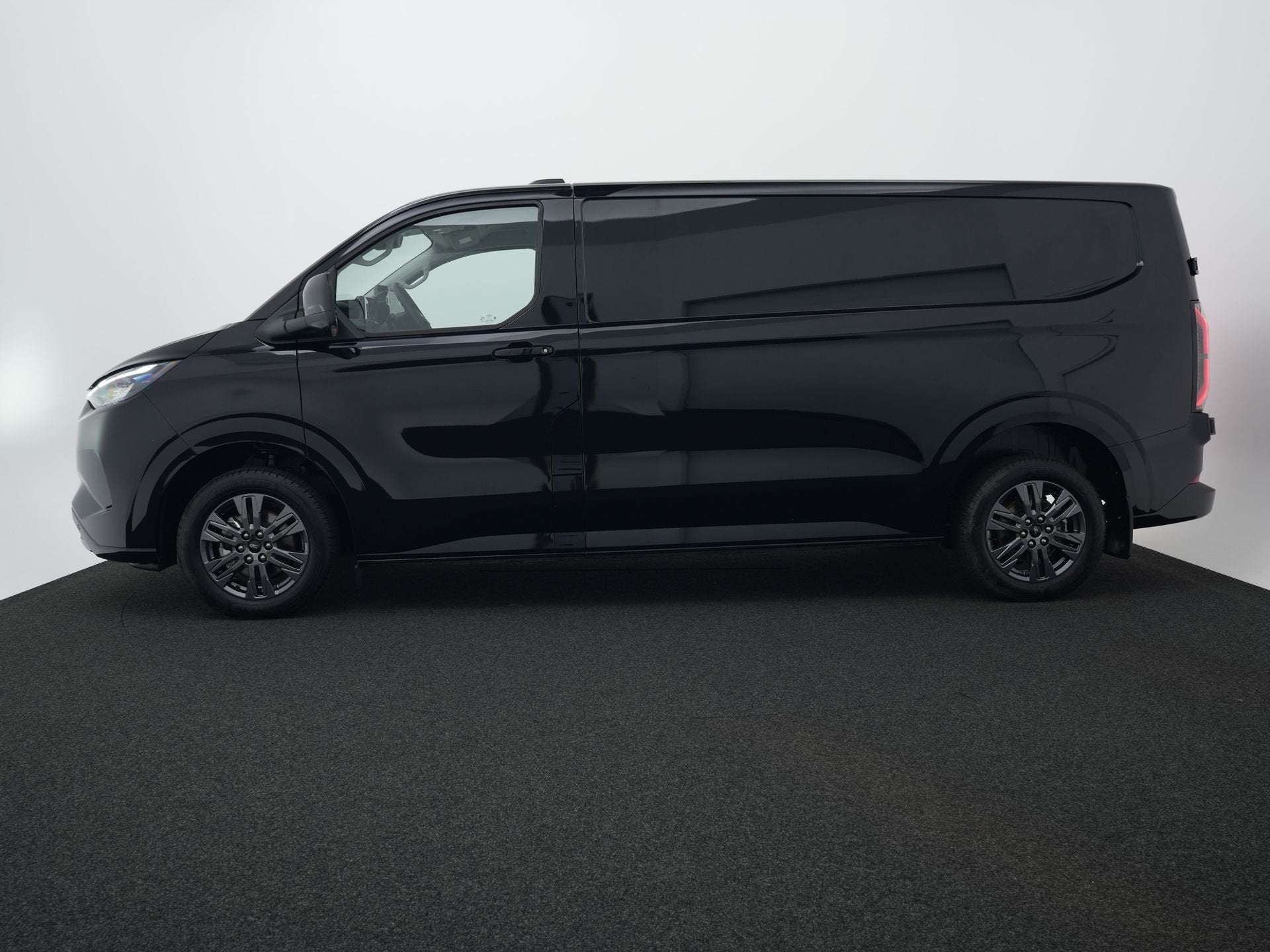 Ford E-Transit Custom 340 L2H1 Limited 71 kWh 360 graden cam, Auto's, Automaat, Zwart, Zwart, Nieuw