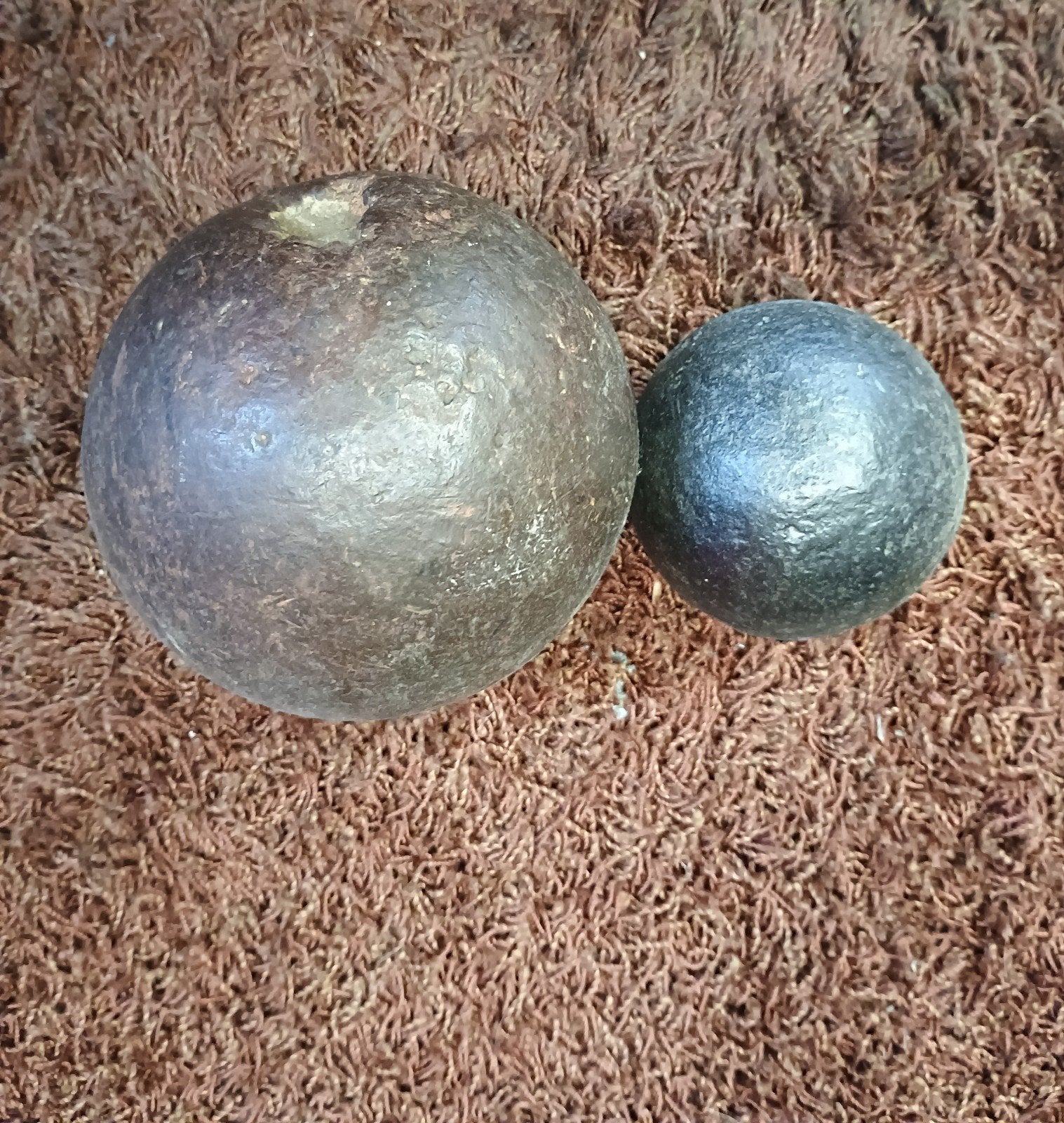 2 Antieke kanonskogels, Ophalen of Verzenden, Gebruikt