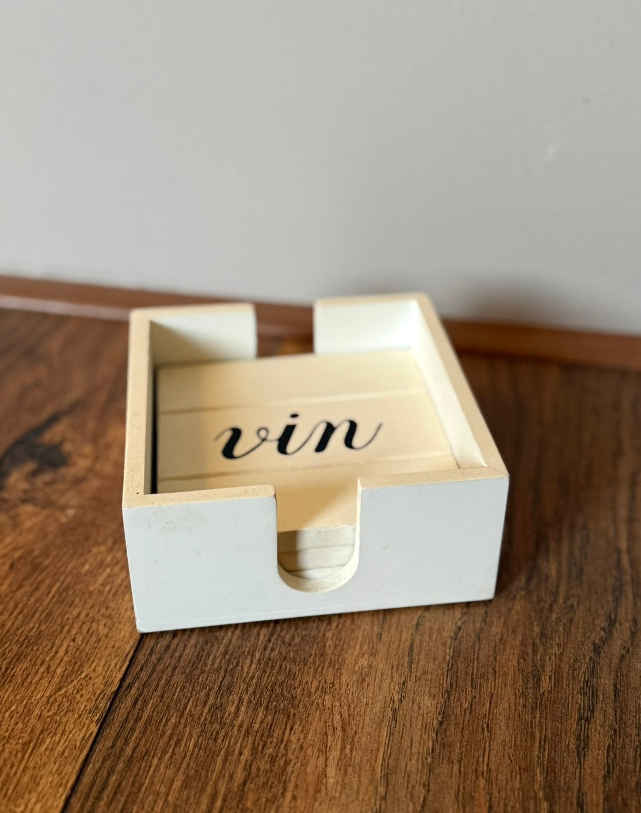 3 Riviera Maison vin onderzetters inclusief witte houder., Huis en Inrichting, Gebruikt, Glasonderzetter, Met opbergdoos, Ophalen of Verzenden