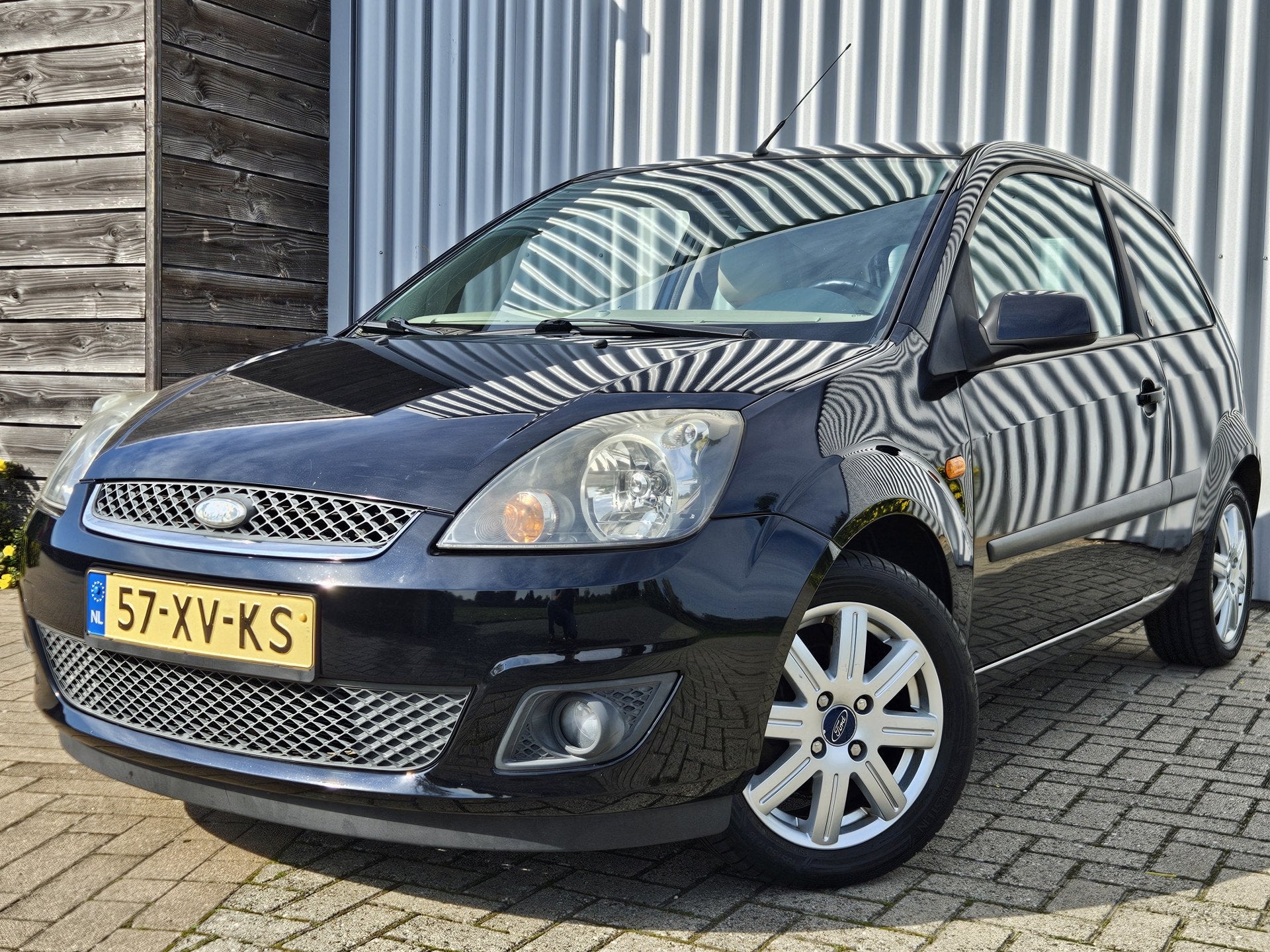 Ford Fiesta 1.6-16V Ghia /Leer/Airco/Voorruitverwarming/PDC/, Voorwielaandrijving, 1596 cc, 101 pk, Zwart