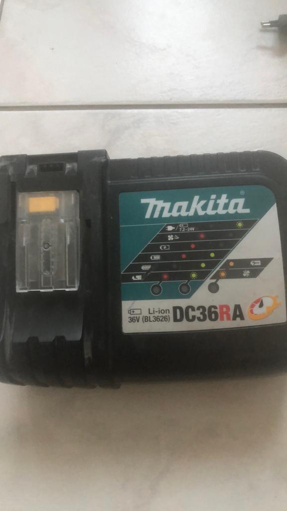 Makita DC 36 RA snellader voor 36 V accuus zgan, Ophalen, Zo goed als nieuw