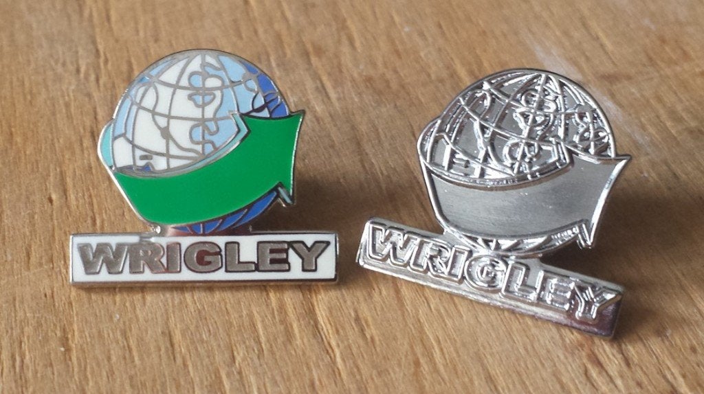Originele Wrigley pins – messing verzamelobjecten (2 stuks), Verzamelen, Ophalen of Verzenden, Nieuw, Merk, Speldje of Pin