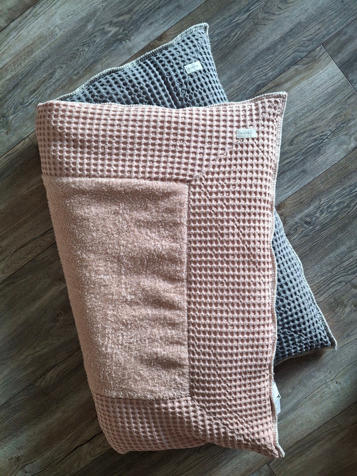 Koeka boxkleed wafelstof roze en grijs dubbelzijdig, Ophalen of Verzenden, Zo goed als nieuw, Rechthoekig, Boxkleed