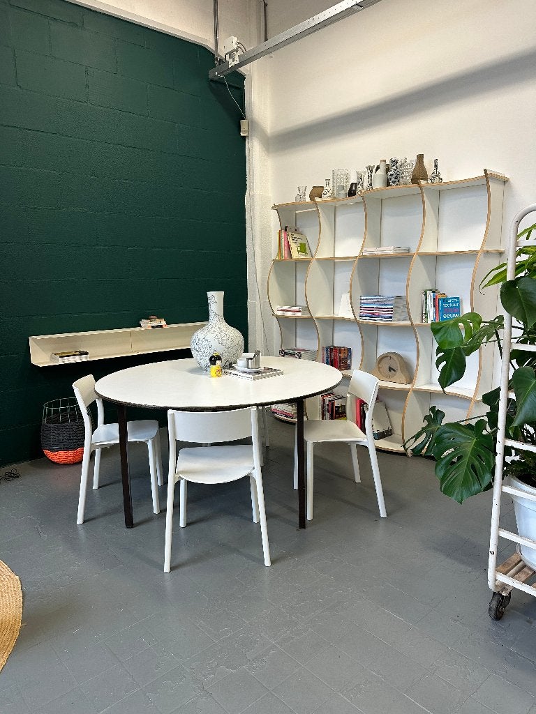Foto 2 van vintage design vergadertafel 140 cm met 4 stoelen wit