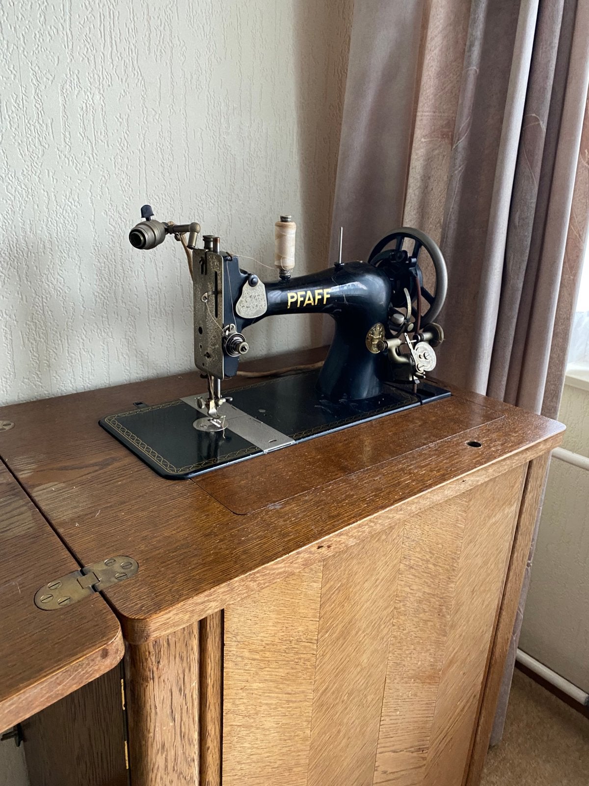 Ouderwetse trapnaaimachine., Ophalen