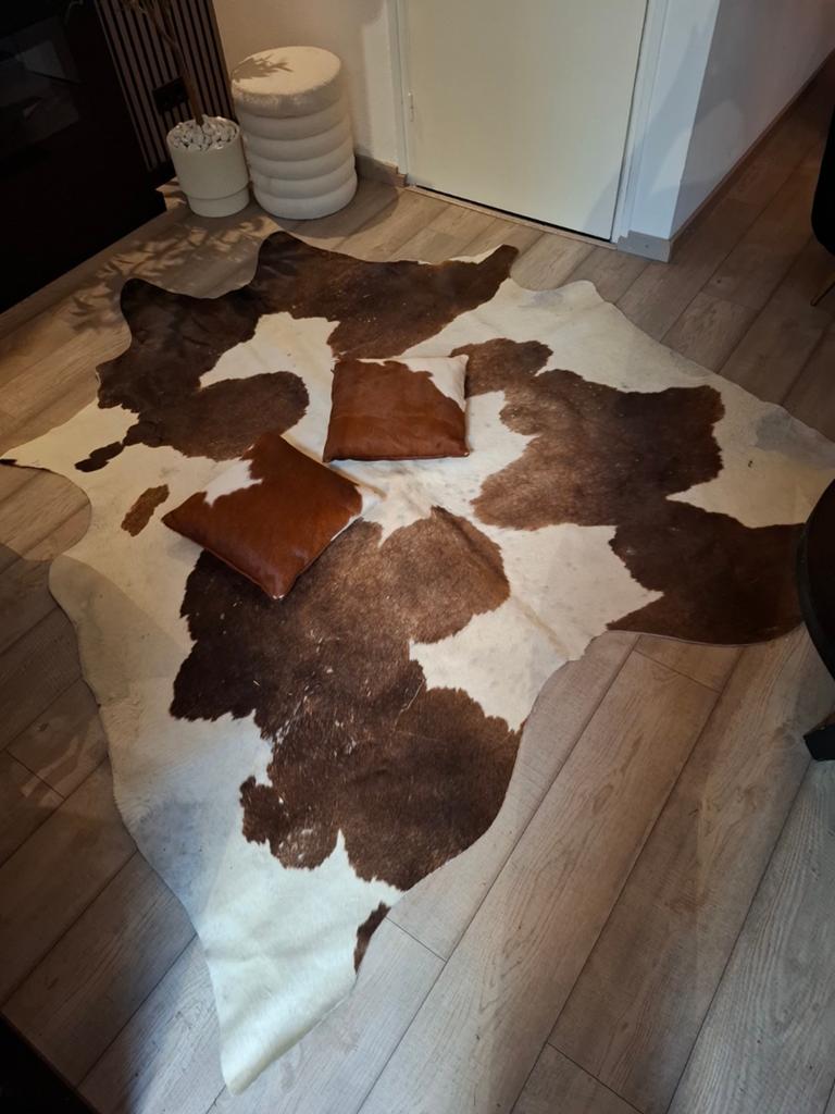 Esbeco Koeienvel Kleed met 2 Kussens van Koeienhuid, Gebruikt, 150 tot 200 cm, Ophalen of Verzenden, Overige vormen
