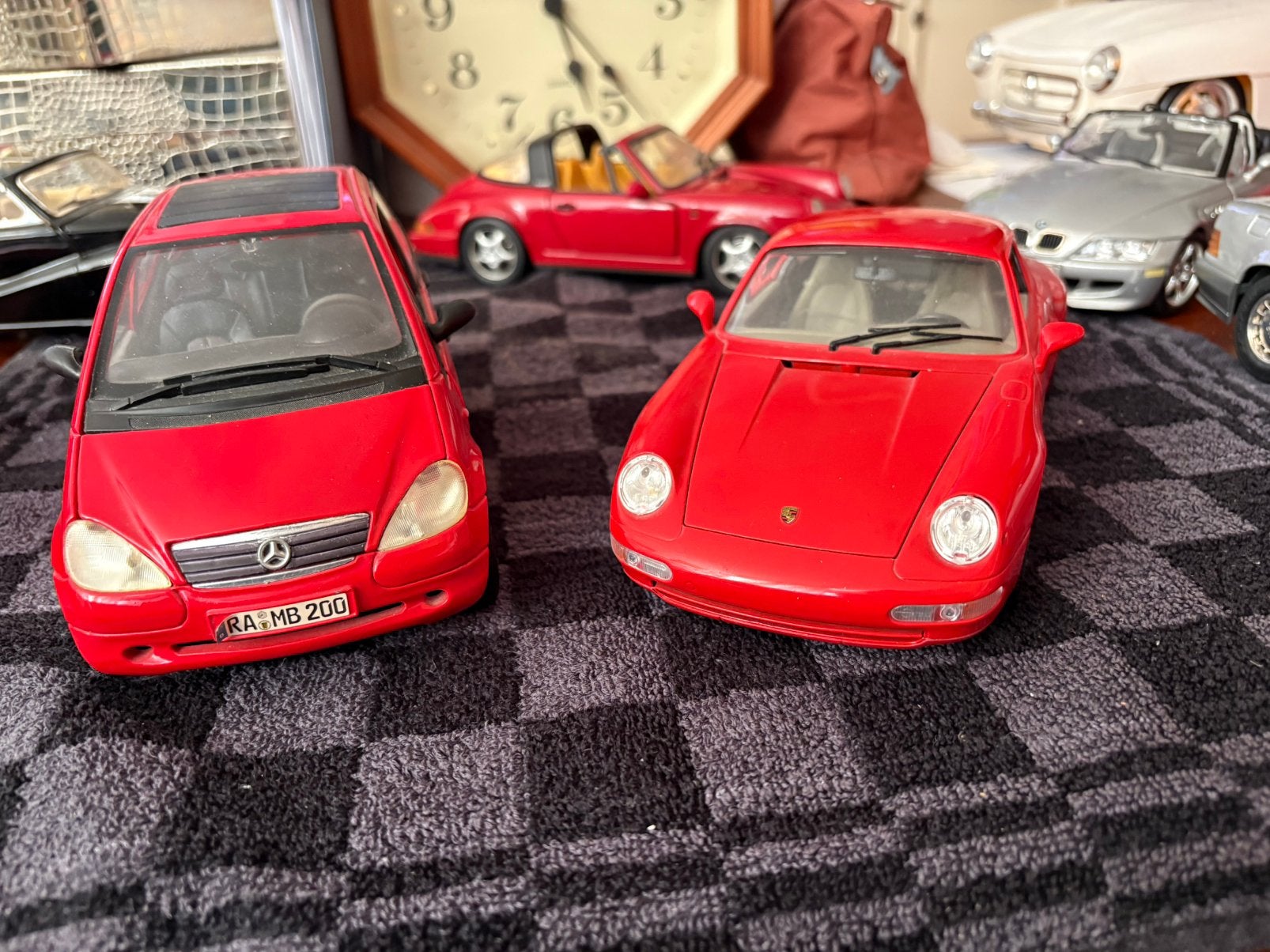 Mercedes A- classe en Porsche 911. Maisto, Hobby en Vrije tijd, Modelauto's | 1:18, Ophalen of Verzenden, Zo goed als nieuw, Maisto