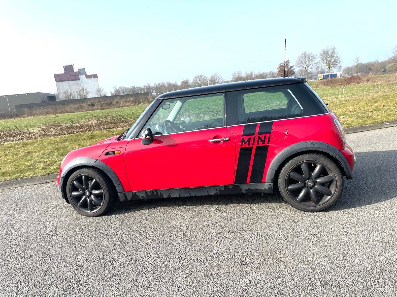 MOET NU WEG Mini 1.6 16V Cooper 2002 Rood, Auto's, Voorwielaandrijving, 1025 kg, 15 km/l, 4 cilinders